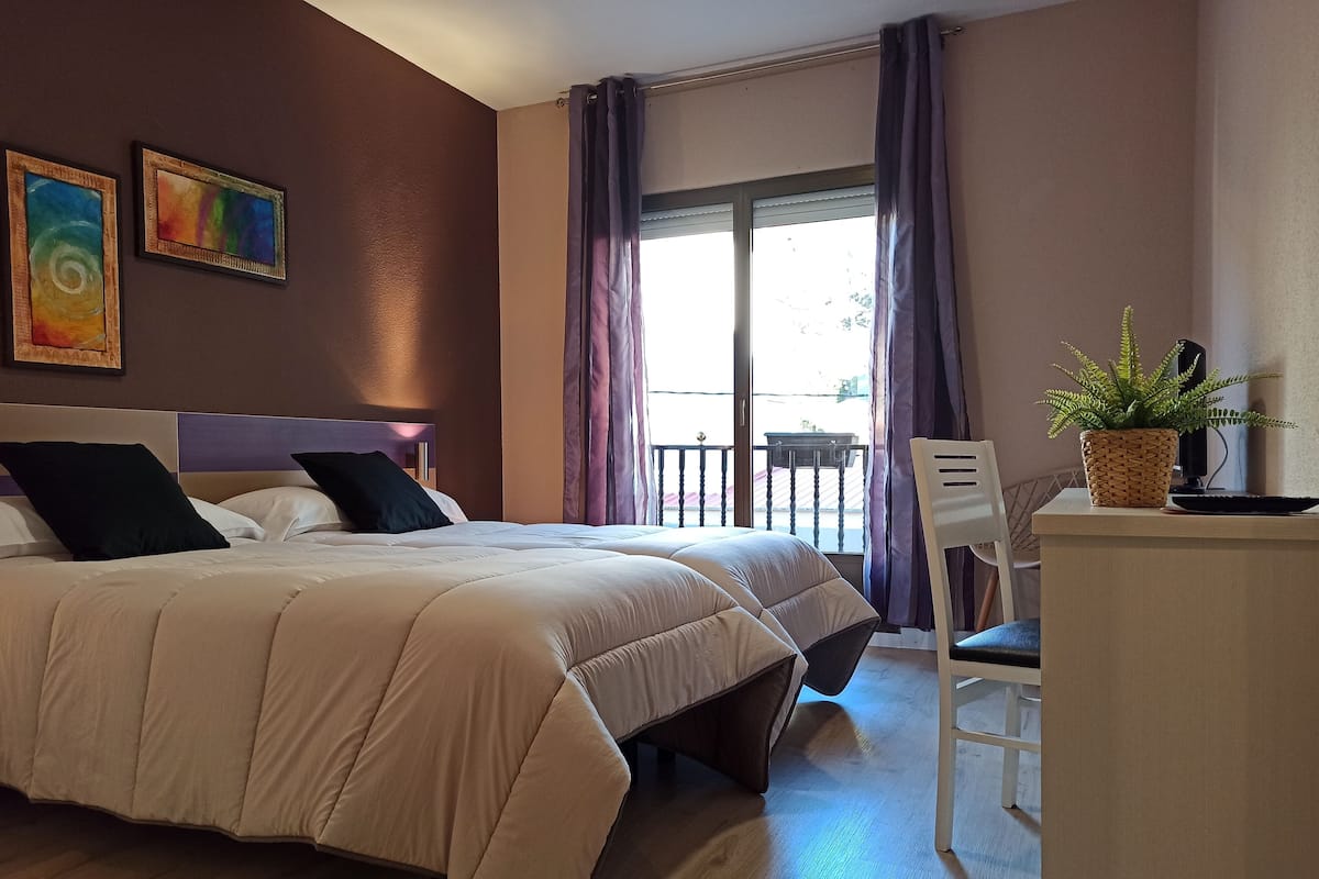Twin Room | Desk, free WiFi