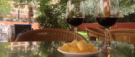 Se sirven comidas, cenas y cocina mediterránea