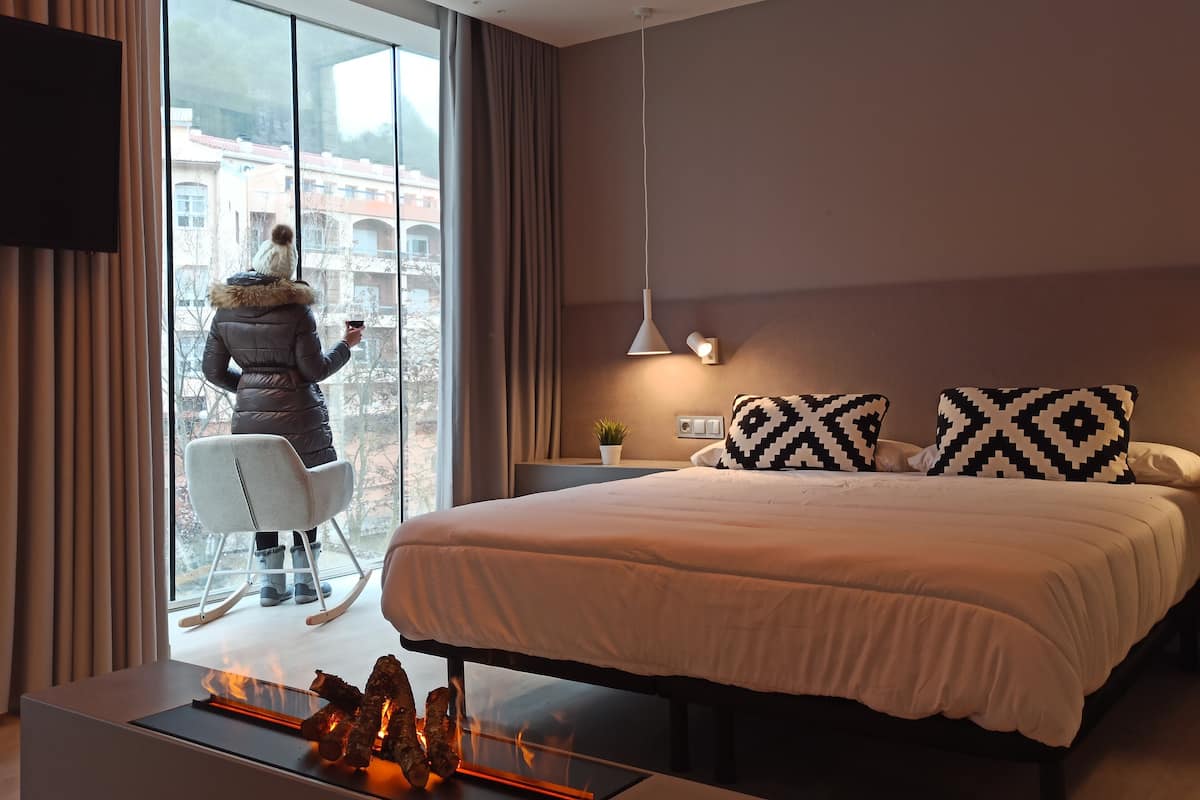 Studiosvit Deluxe | Skrivbord, arbetsyta för laptop och gratis wi-fi