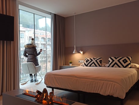Deluxe Studio Suite | Desk, laptop workspace, free WiFi. Hotel Marrodan