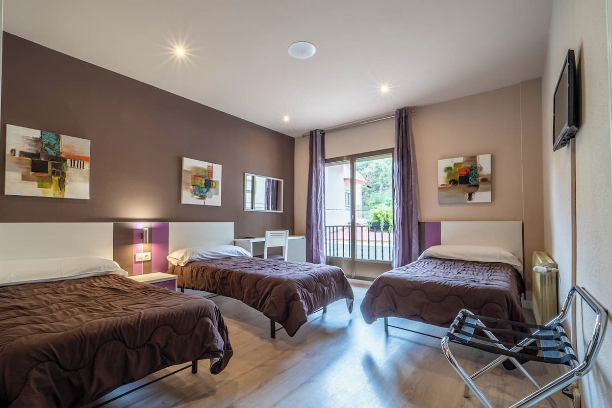 Basic trippelrum | Skrivbord, arbetsyta för laptop och gratis wi-fi