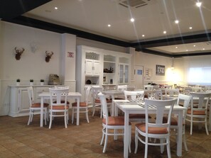 Lunch and dinner served, Mediterranean cuisine - Hotel Marrodan (Arnedillo)