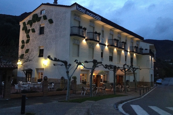 Fassade der Unterkunft – Abend/Nacht