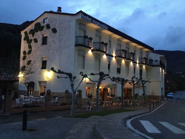 Majoituspaikan julkisivu illalla/yöllä