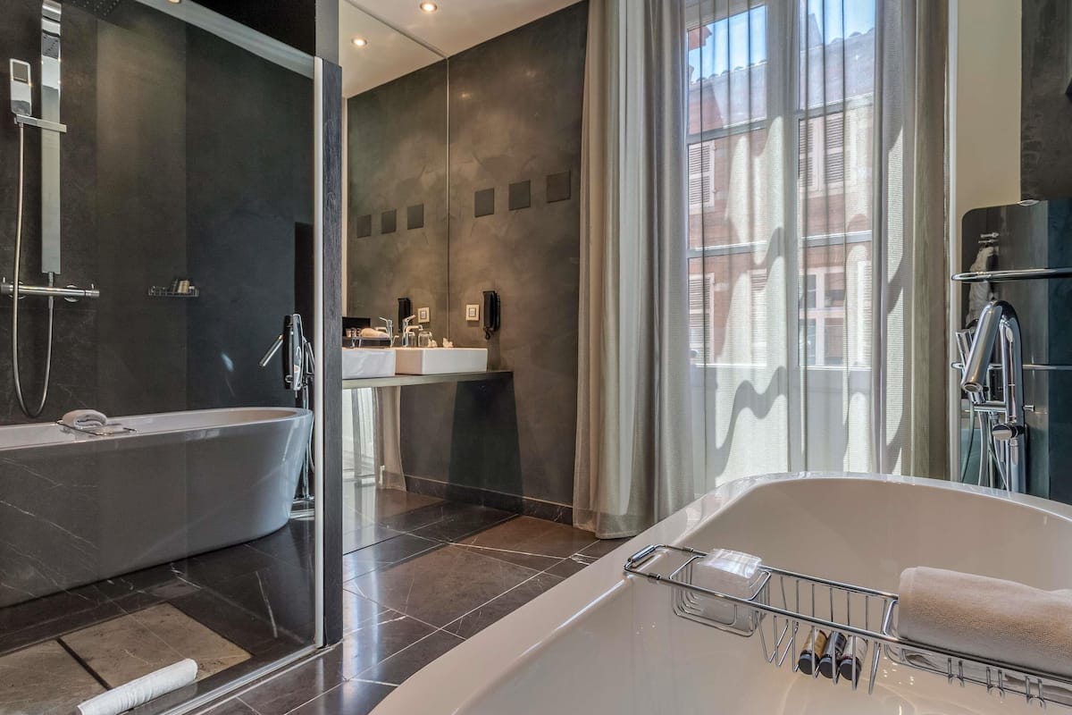 deluxe room, 1 double bed | premium bedding, minibar, in-room safe, desk