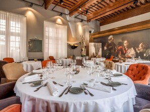 Der serveres frokost, aftensmad, brunch og franske retter 