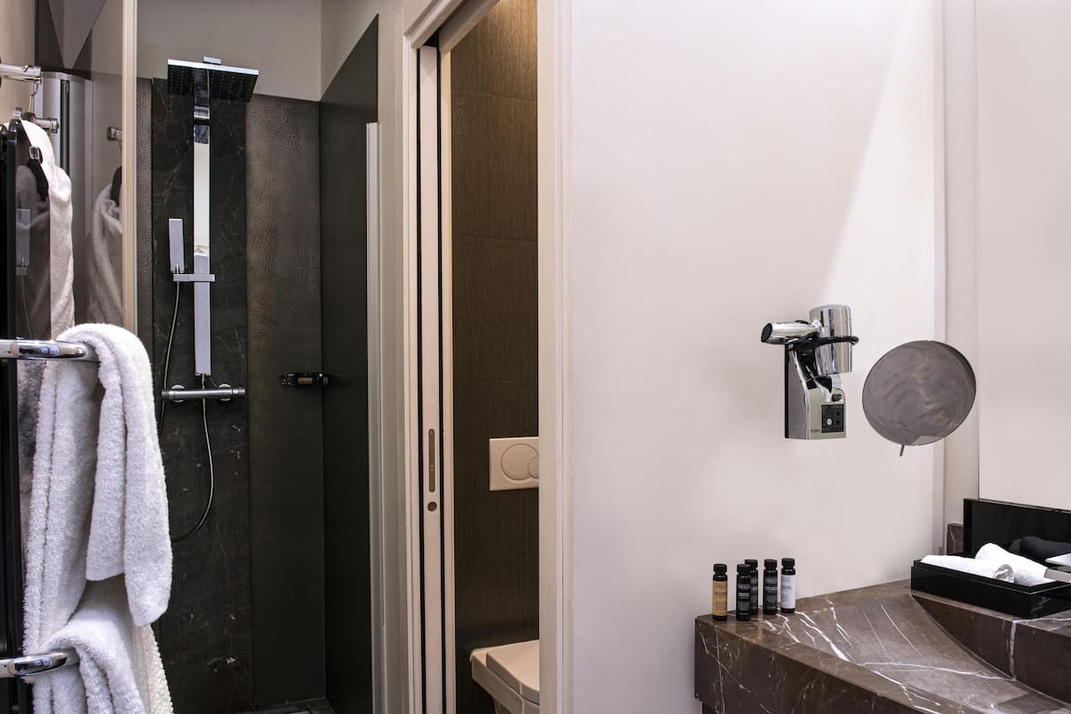 Classic-værelse - 1 dobbeltseng | Premium-sengetøj, minibar, pengeskab på værelset, skrivebord