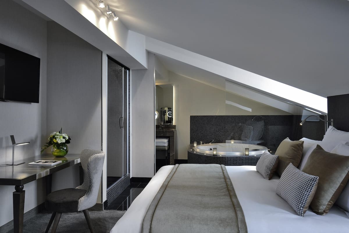 Superior Room, Bathtub | Premium bedding, minibar, in-room safe, desk