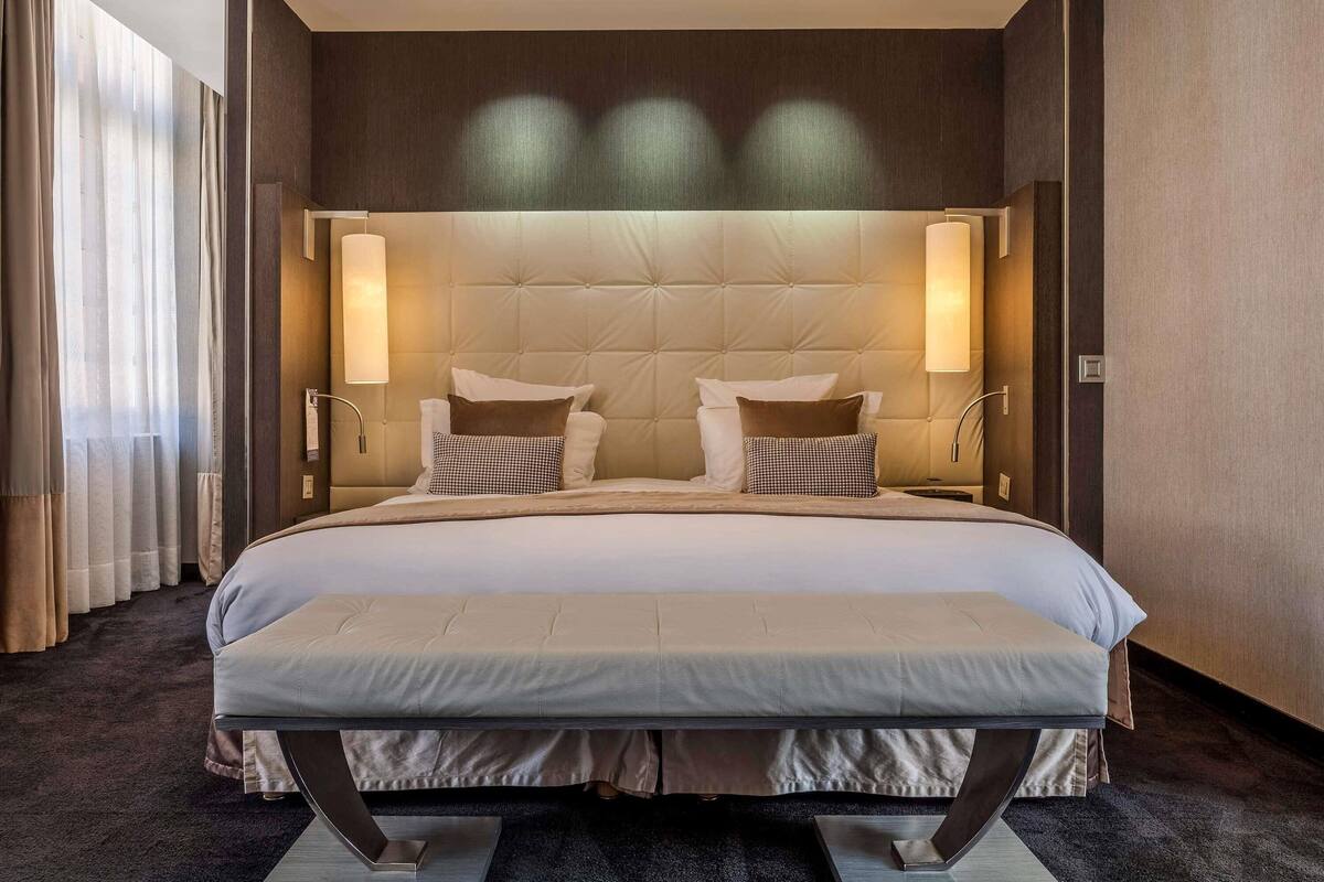 junior suite, 1 double bed | premium bedding, minibar, in-room safe, desk