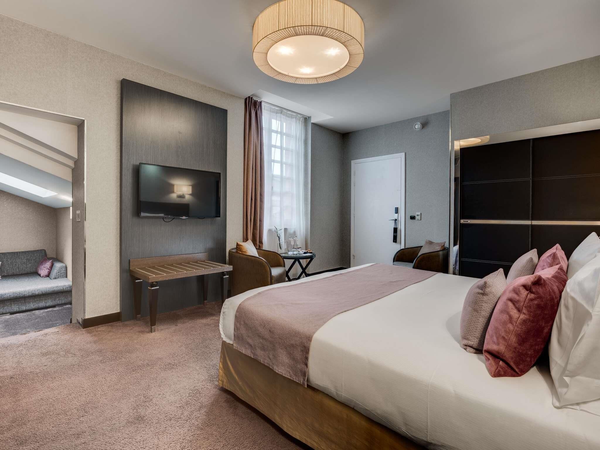 Junior Suite, 1 Double Bed | Premium bedding, minibar, in-room safe, desk