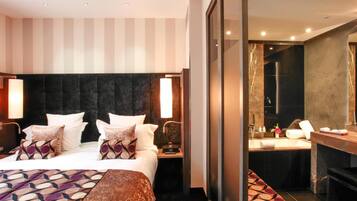 Phòng Suite Junior, 1 giường đôi | Bộ đồ giường cao cấp, minibar, két bảo mật tại phòng, bàn