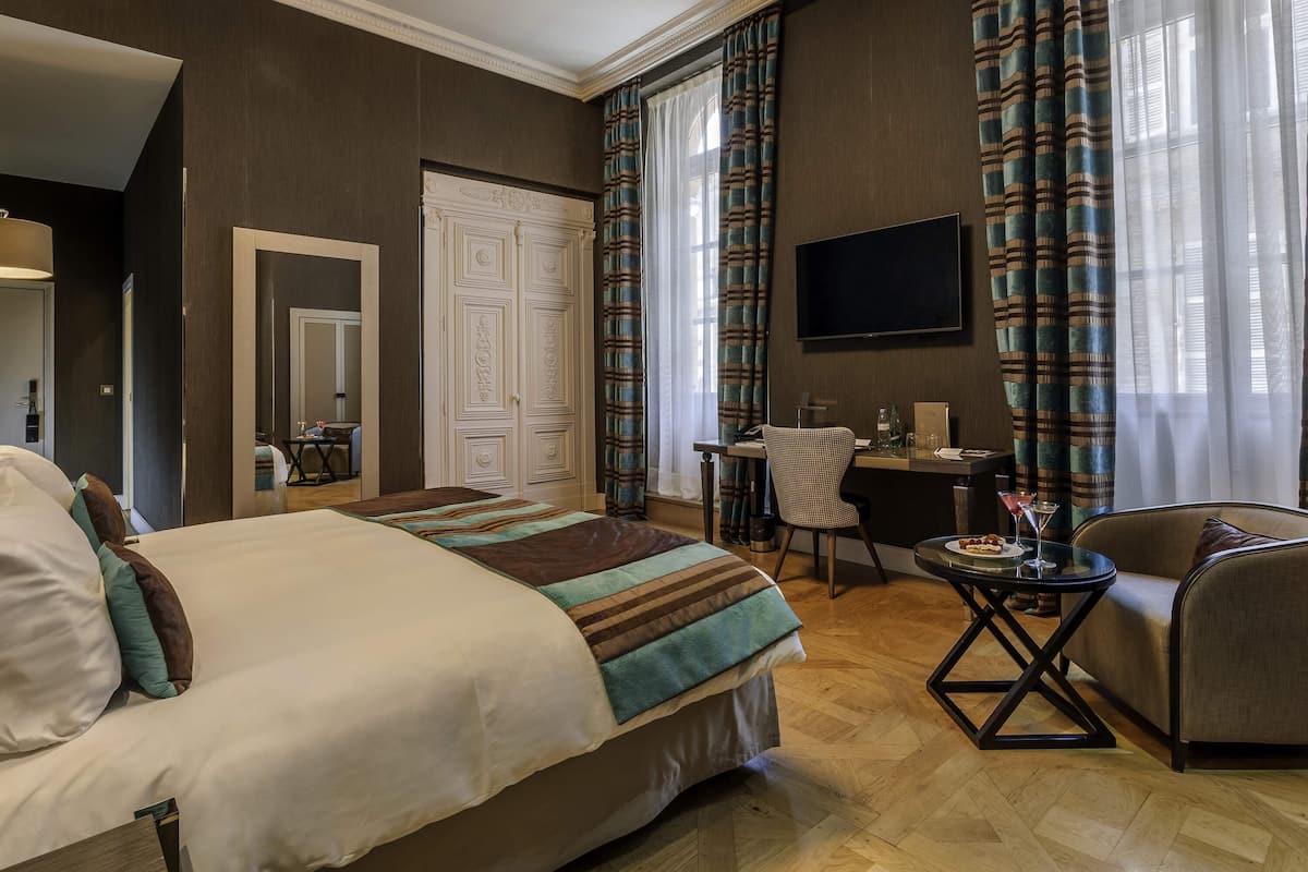 Deluxe Room, 1 Double Bed | Premium bedding, minibar, in-room safe, desk