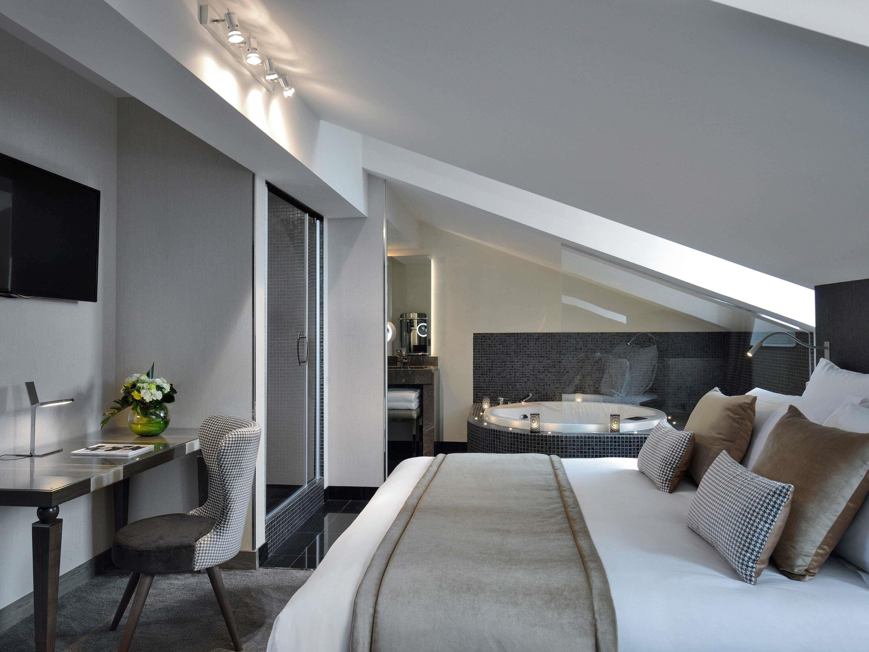 高级房, 浴缸 | 高档床上用品、迷你吧、客房内保险箱、办公桌