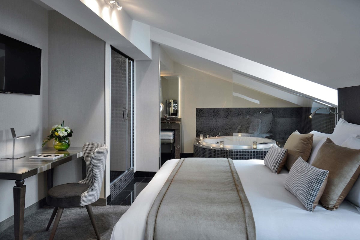 Premium bedding, minibar, in-room safe, desk