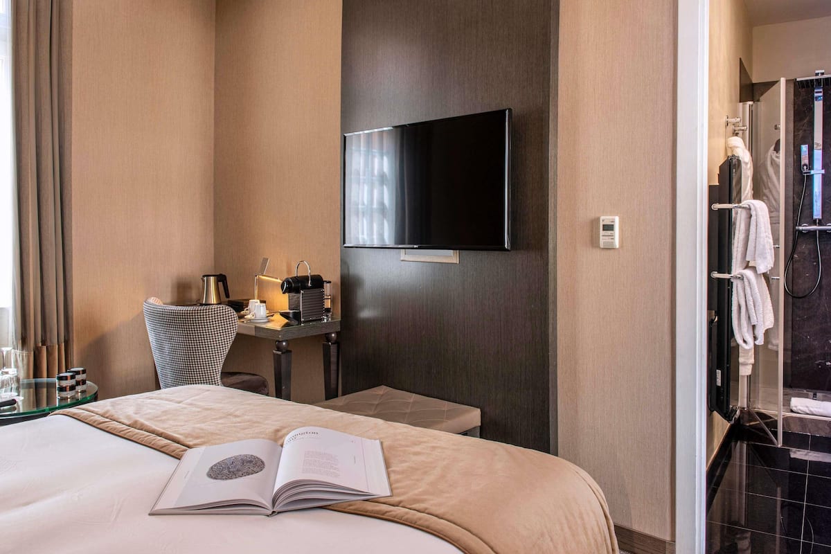 Classic-huone, 1 parisänky | Ylelliset vuodevaatteet, minibaari, tallelokero huoneessa, työpöytä