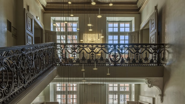 A grand interior with a double staircase, ornate railings, and a high ceiling with decorative moldings. - La Cour des Consuls Hotel & Spa Toulouse - MGallery Collection (Toulouse)