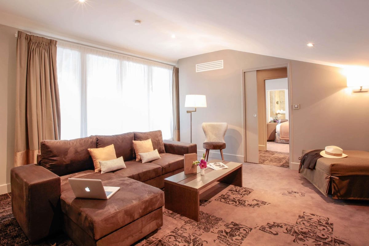 Ropa de cama de alta calidad y minibar
