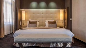 Junior suite, 1 tweepersoonsbed | Luxe beddengoed, een minibar, een kluis op de kamer, een bureau