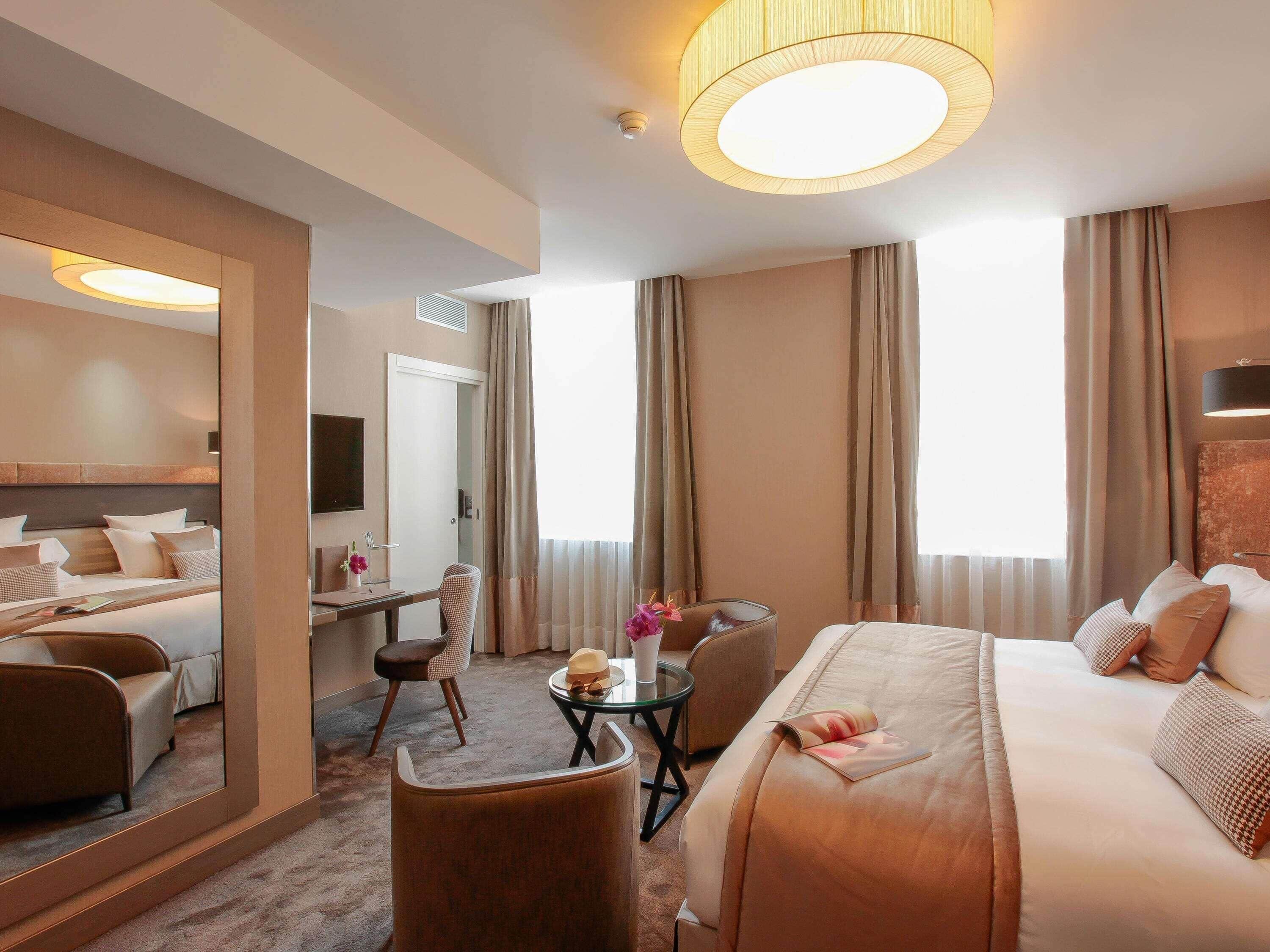 高档床上用品、迷你吧、客房内保险箱、办公桌