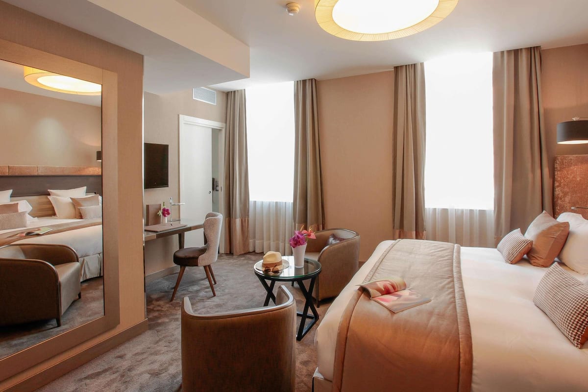 Ylelliset vuodevaatteet, minibaari, tallelokero huoneessa, työpöytä