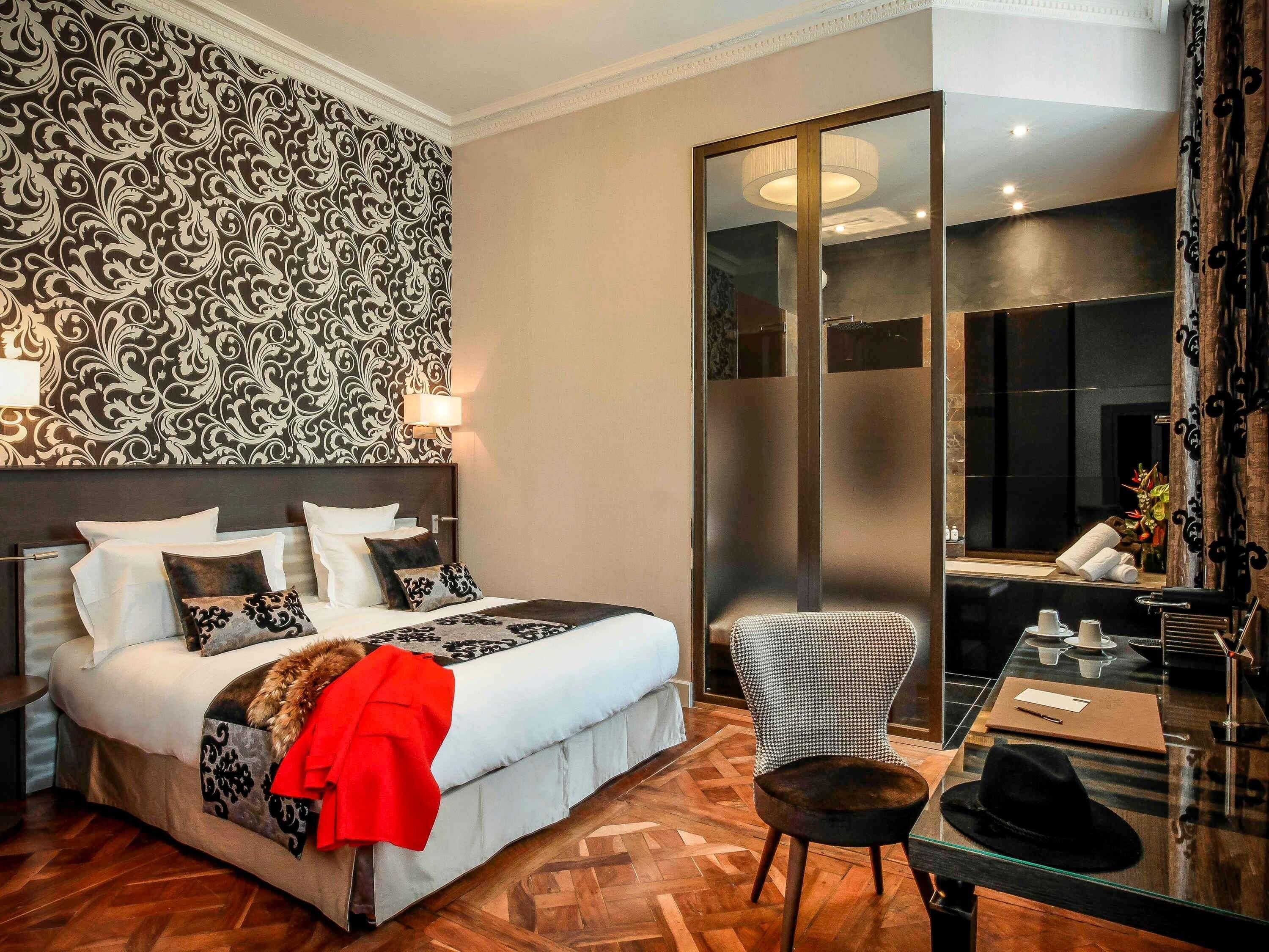 Superior Room, Bathtub