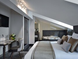 Habitación superior, bañera | Ropa de cama de alta calidad, minibar, caja fuerte y escritorio