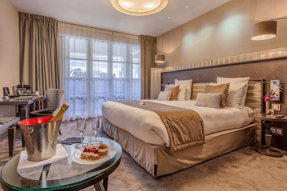 Premium bedding, minibar, in-room safe, desk