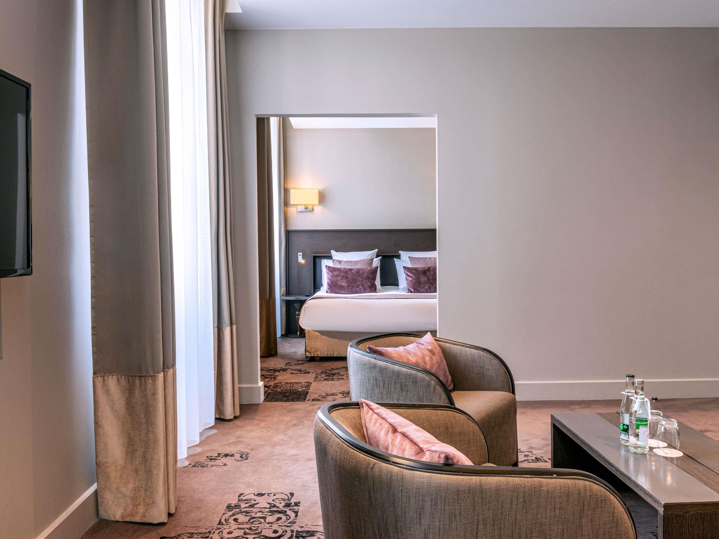 Junior Suite, Annex Building | Premium bedding, minibar, in-room safe, desk