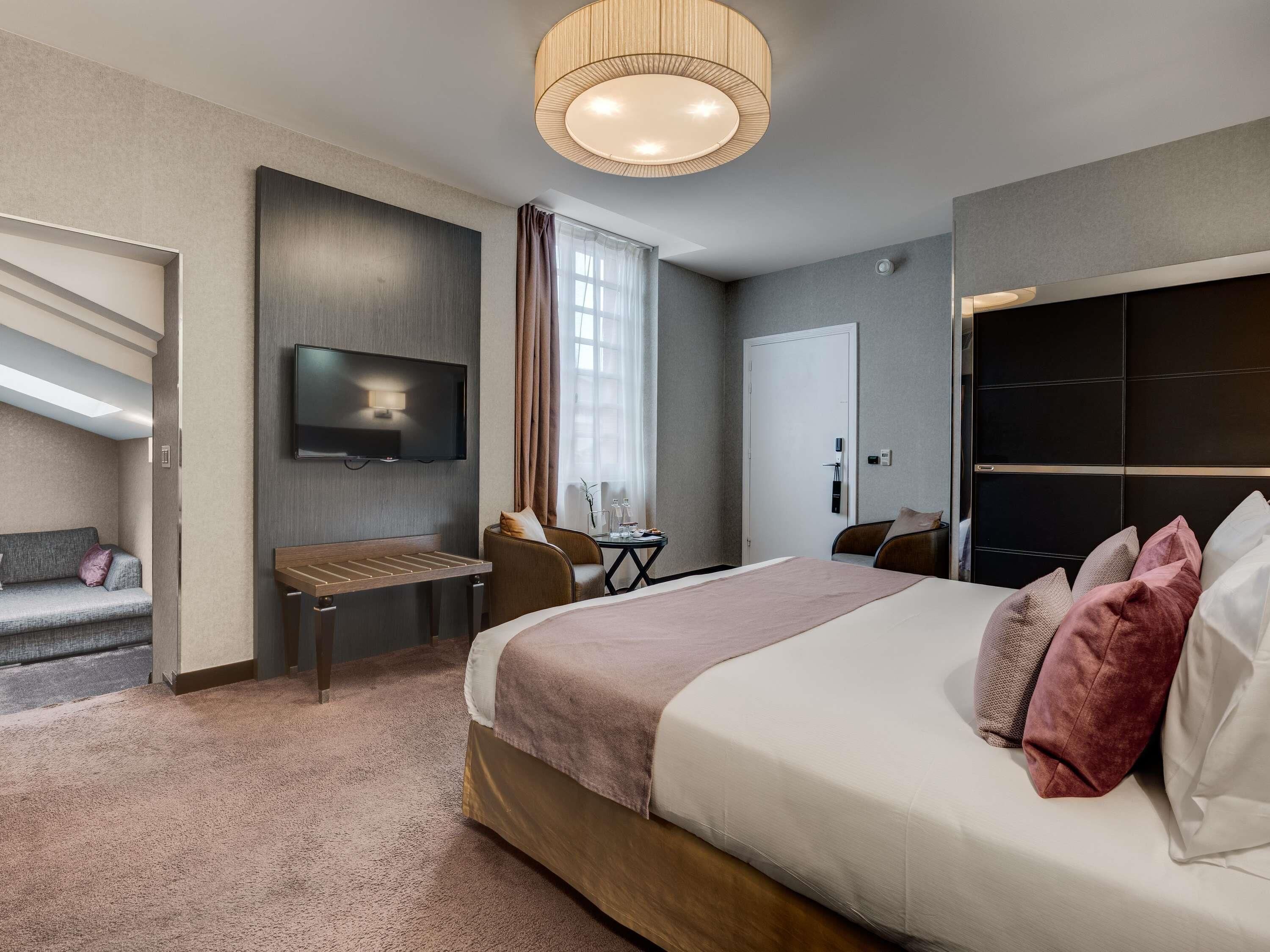 Junior Suite, 1 Double Bed | Premium bedding, minibar, in-room safe, desk