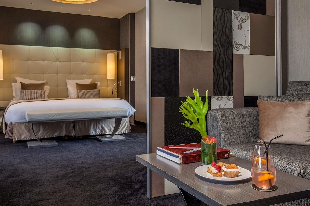 Premium bedding, minibar, in-room safe, desk