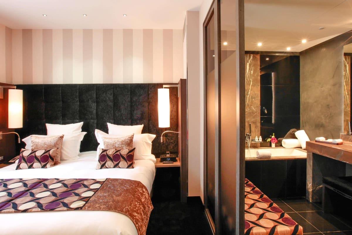 Junior-Suite, 1 Doppelbett | Hochwertige Bettwaren, Minibar, Zimmersafe, Schreibtisch