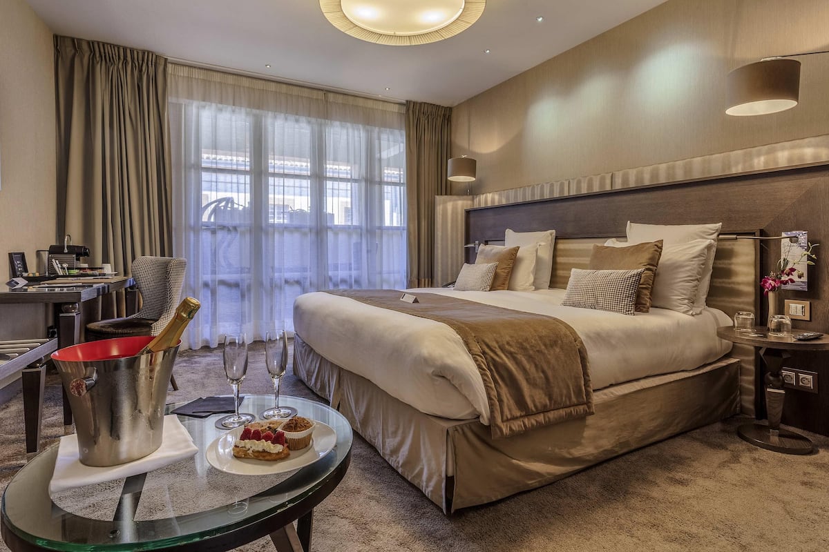 Superior-værelse (Shower) | Premium-sengetøj, minibar, pengeskab på værelset, skrivebord