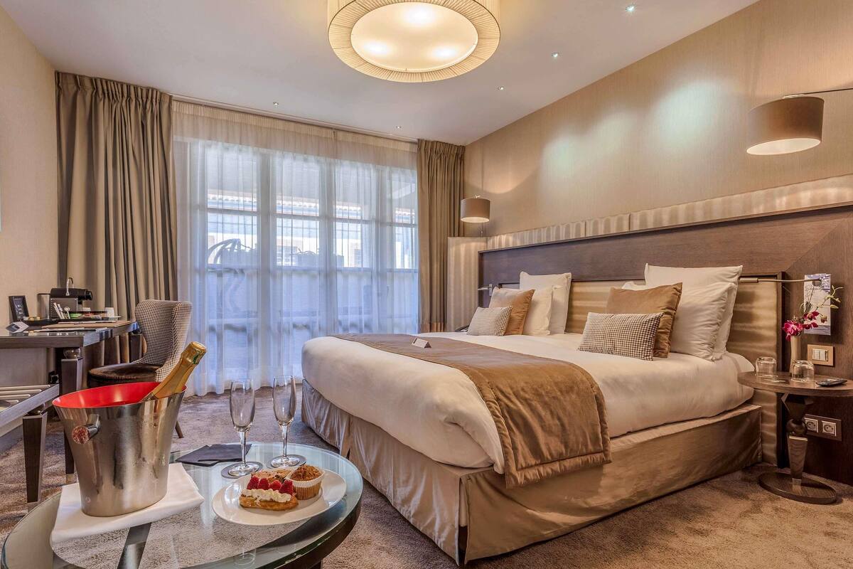 superior room (shower) | premium bedding, minibar, in-room safe, desk