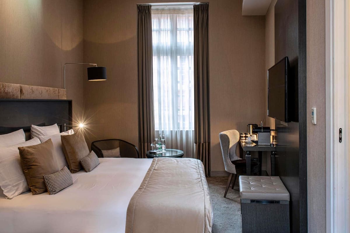 Habitación clásica, 1 cama matrimonial | Ropa de cama de alta calidad y minibar