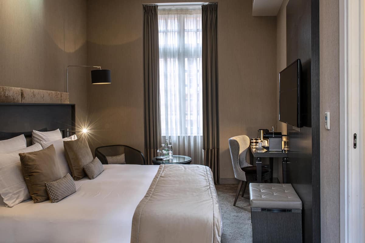 Classic Room, 1 Double Bed | Premium bedding, minibar, in-room safe, desk