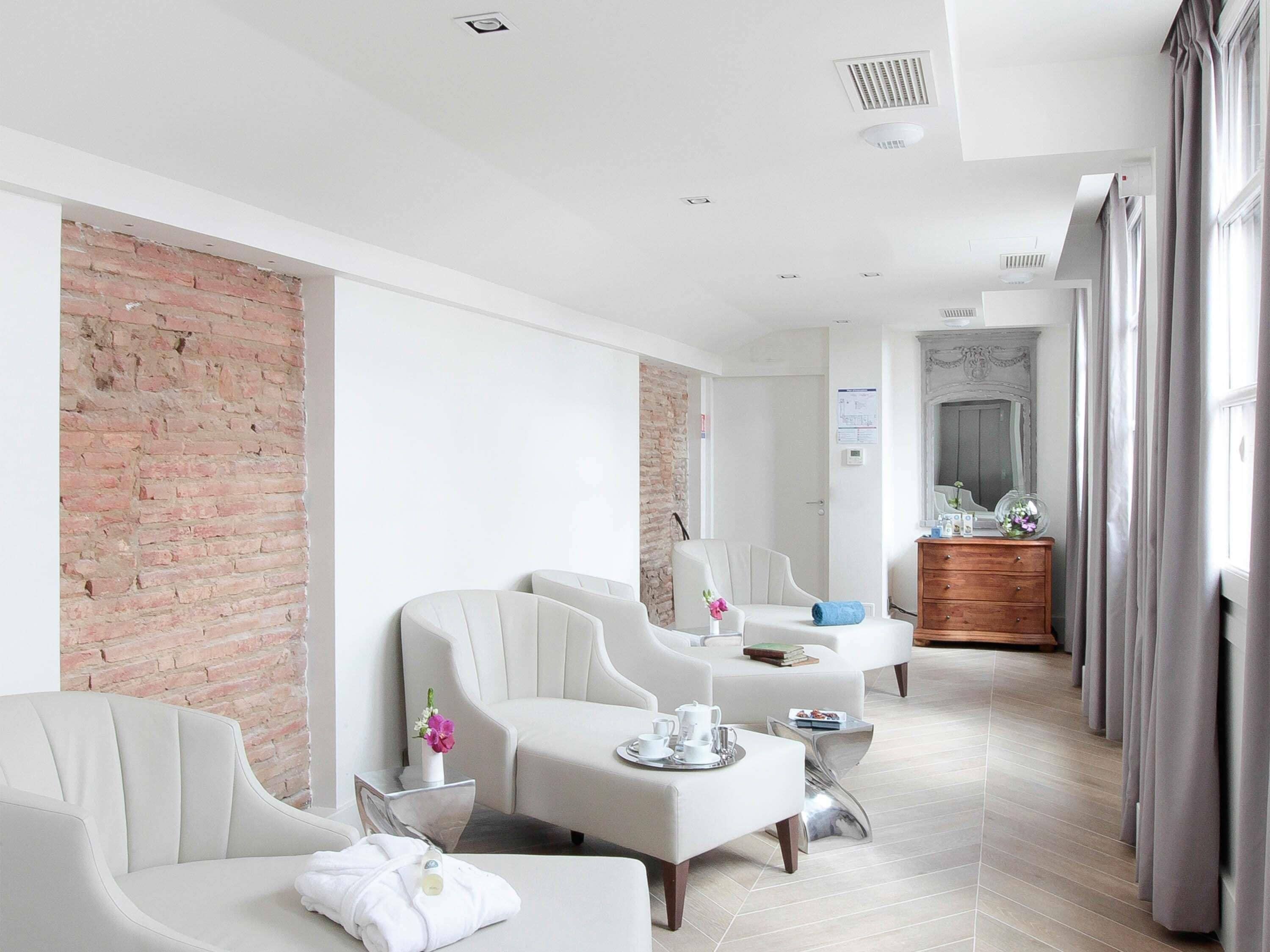 Couples treatment room(s), body treatments, facials