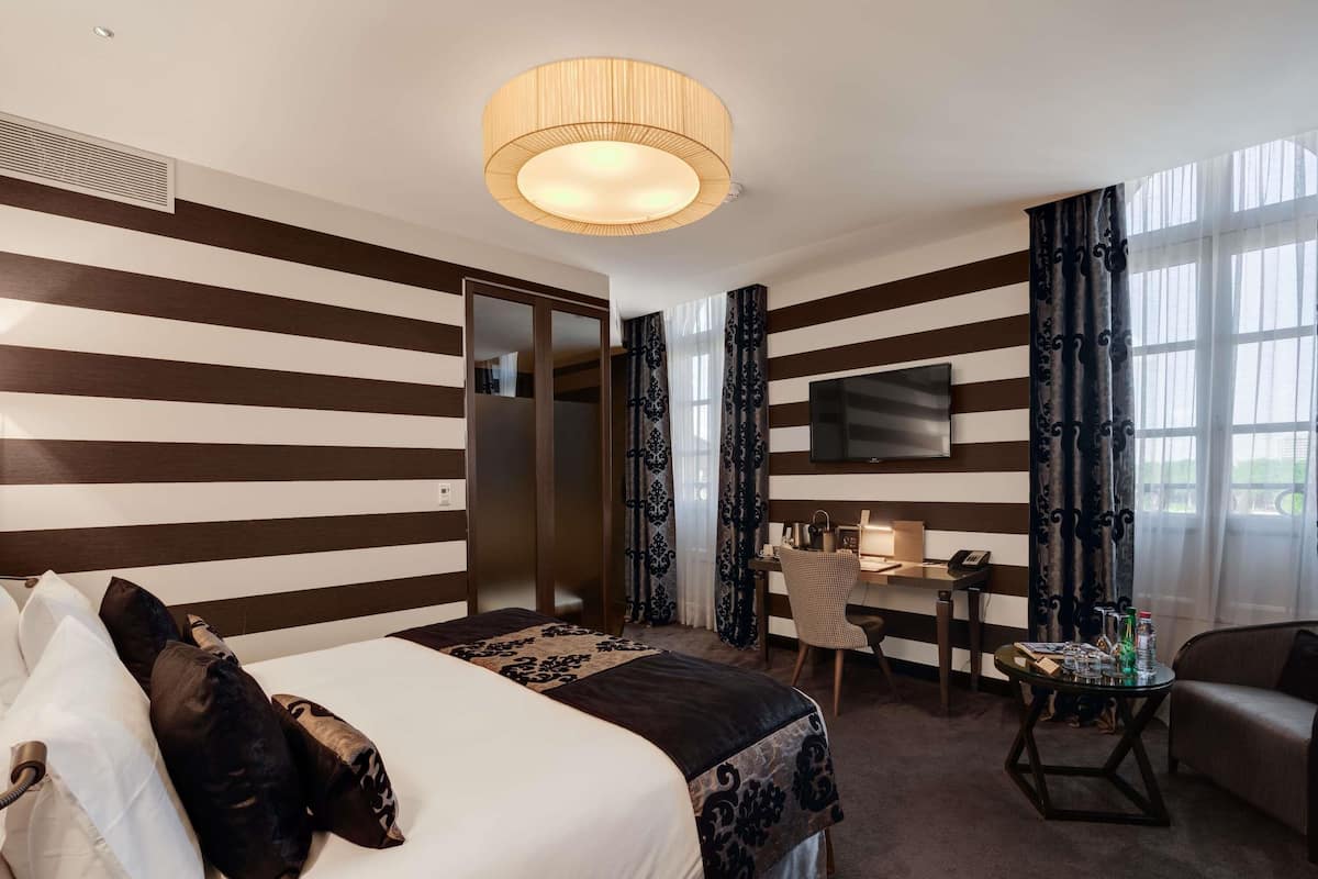 Hochwertige Bettwaren, Minibar, Zimmersafe, Schreibtisch