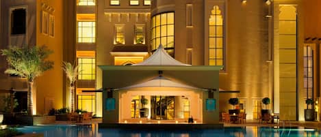 Piscine extérieure, parasols de plage, chaises longues