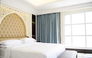Select Comfort beds, minibar, in-room safe, desk - Sheraton Sharjah Beach Resort & Spa (Sharjah)