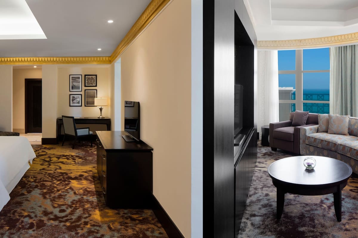 Une chambre d’hôtel équipée d’un lit, d’un bureau, d’une télévision et d’un canapé.
