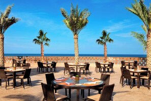Plage privée, cabines gratuites, chaises longues, parasols