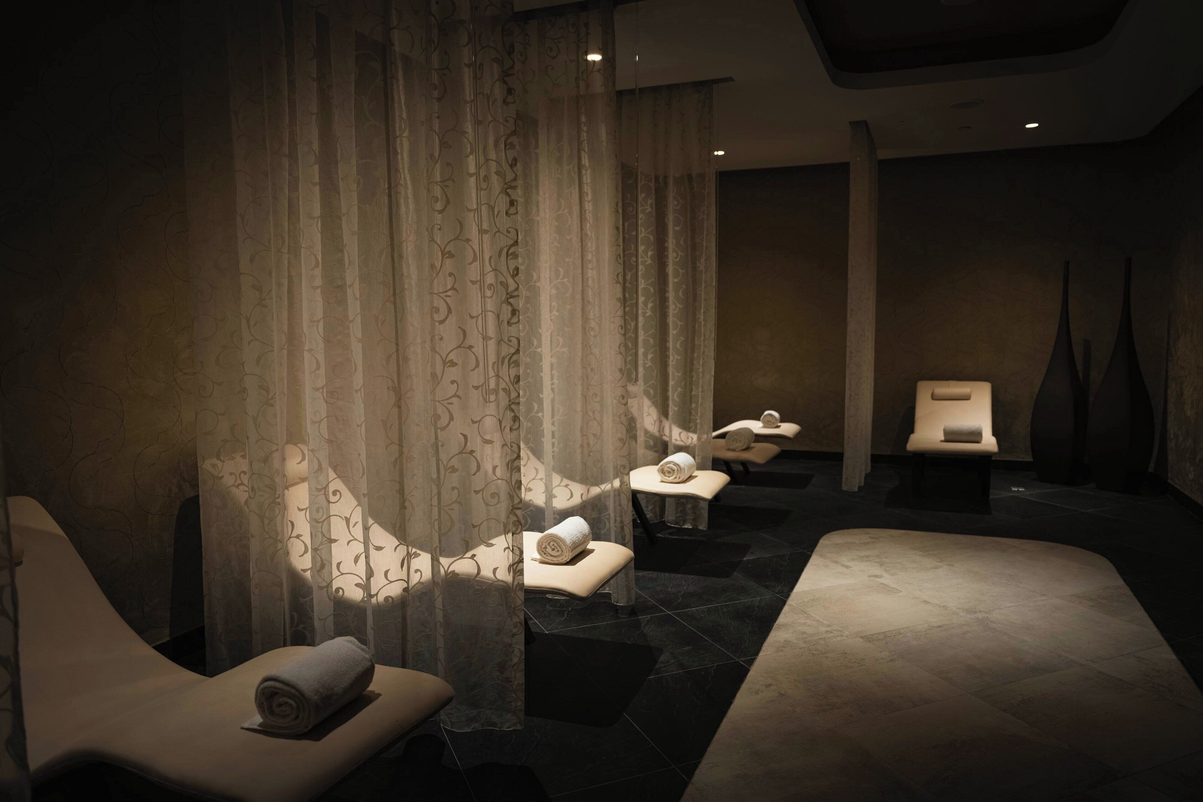 sauna, hot tub, steam room, deep-tissue massages, swedish massages