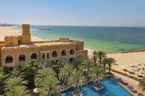 Piscine extérieure, parasols de plage, chaises longues