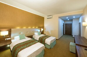Twin Room | Premium bedding, minibar, in-room safe, desk