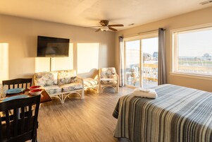 Decoración personalizada, muebles diferentes y cortinas blackout 