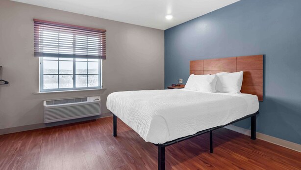 Desk, laptop workspace, iron/ironing board (on request), WiFi (free) - Extended Stay America Select Suites - Colorado Springs (Colorado Springs)