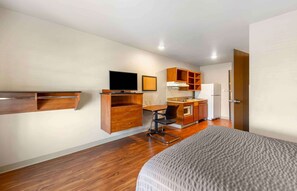 Studio Standar, 2 Tempat Tidur Queen, Bebas Asap Rokok, lemari es & microwave | Meja kerja, ruang kerja ramah laptop, dan setrika/meja setrika