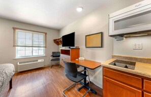 Standard Studio, 1 Queen Bed, Non Smoking, Refrigerator & Microwave | Desk, laptop workspace, iron/ironing board, free WiFi