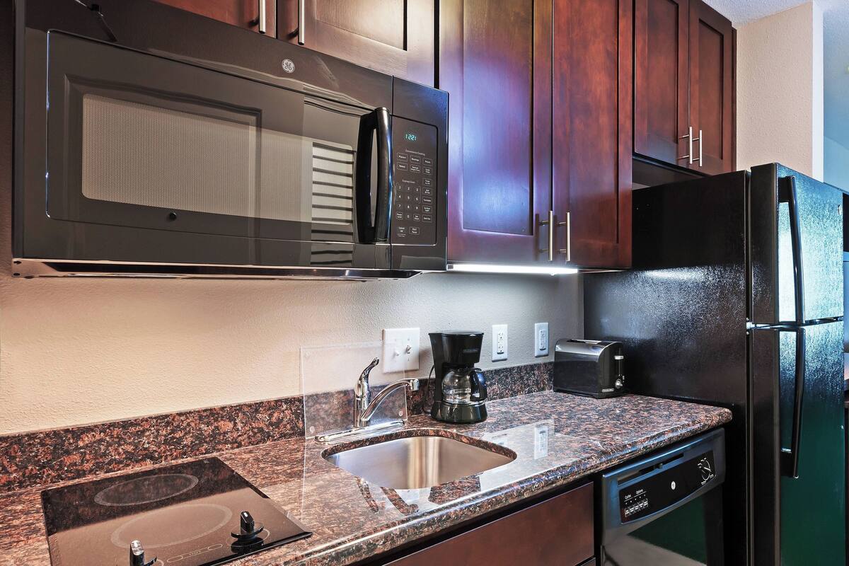 fridge, microwave, stovetop, dishwasher