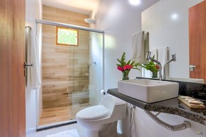 Shower, towels, soap, shampoo - Pousada Terra Mar (Marau)